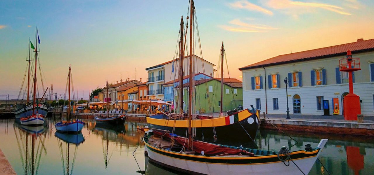 Cesenatico - L’inconfondibile Spiaggia di Cesenatico è un levigato litorale di sette chilometri di sabbia fine.