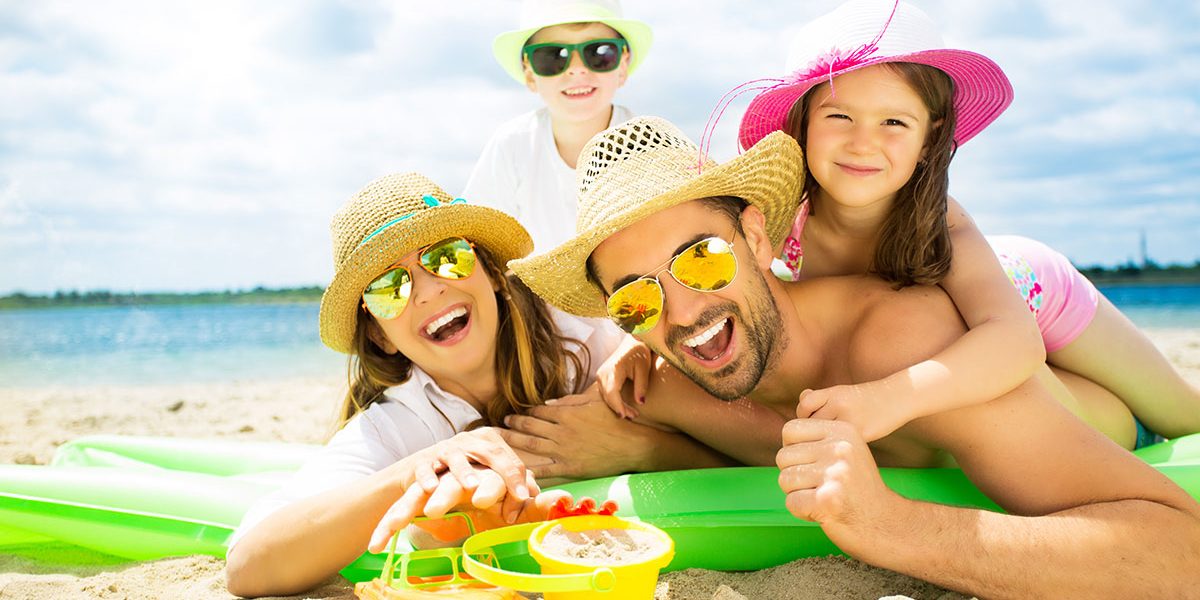 Spiaggia - Ricordi la prima volta che hai immerso un piede nella sabbia? Una parte di quell’emozione che prova ogni bambino si ripete tutte le volte che torni in spiaggia. La Costa Romagnola – lunga 140 km da Comacchio a Cattolica – vive di questa magia, di giorno e alla luce delle stelle.