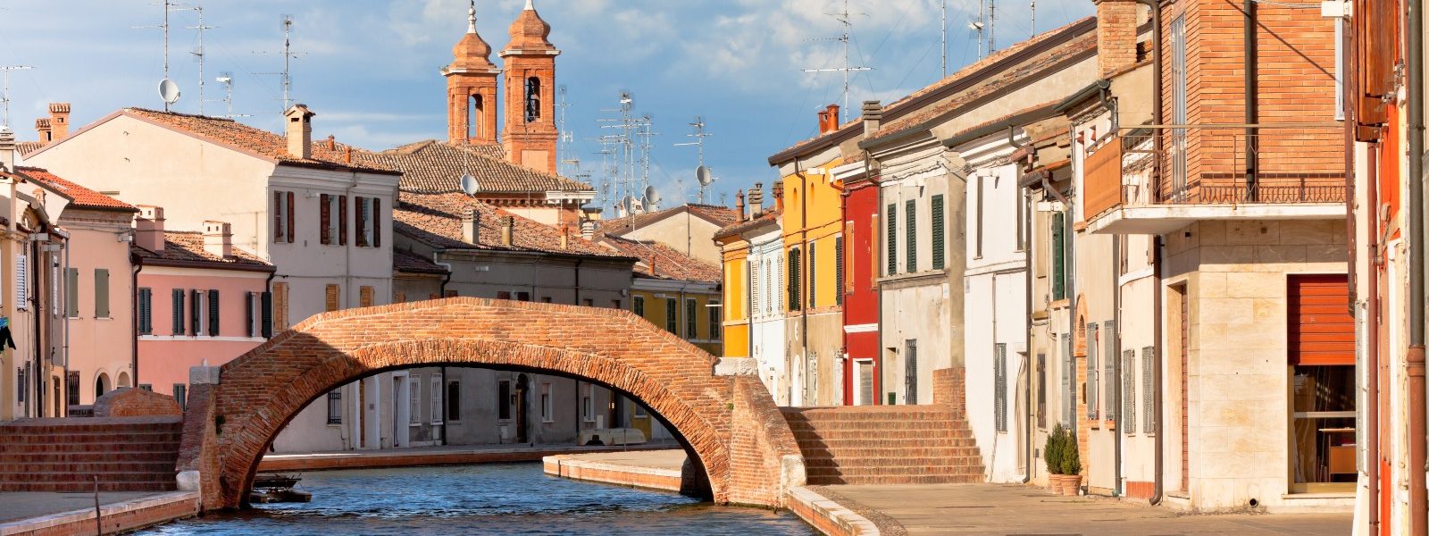 Comacchio - Comacchio, conosciuta come la “piccola Venezia”, è una città lagunare che affascina per il suo carattere autentico e la sua grazia, per la propria storia e per l’ambiente naturale che la circonda.