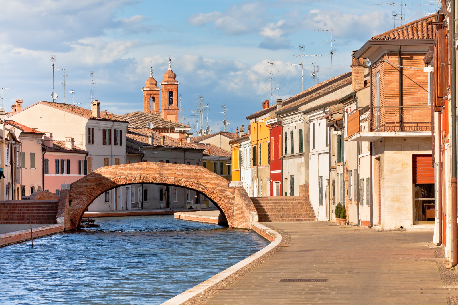 Find out all the facilities in the Comacchio area